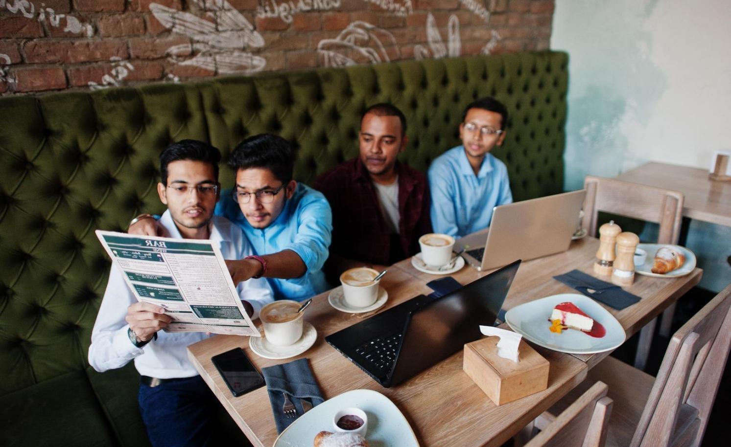 Человек медитирует в спокойной обстановке, развивая стрессоустойчивость