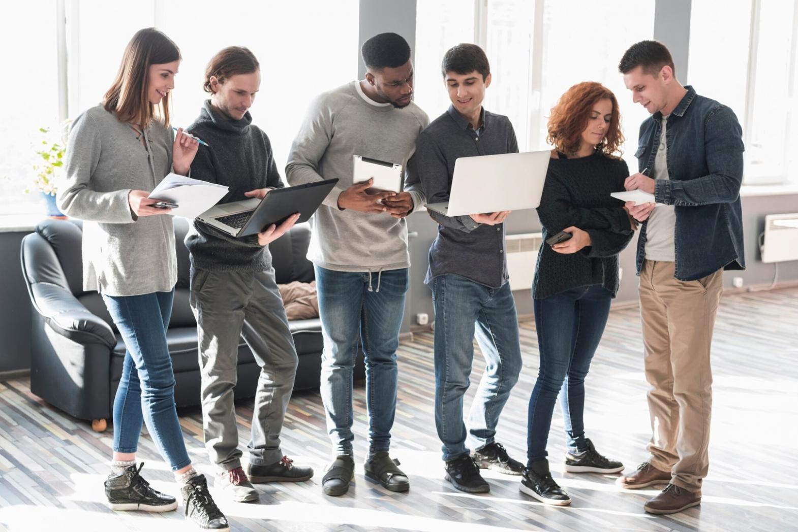 Успешный человек демонстрирует уверенность и спокойствие в рабочей обстановке